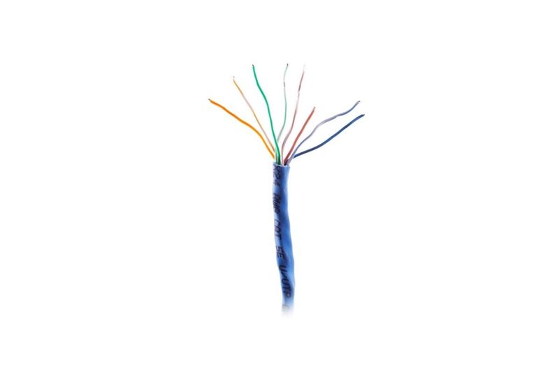 Cable UTP caja Draka azul Cat5e CM, detalle del extremo pelado mostrando los hilos de colores internos