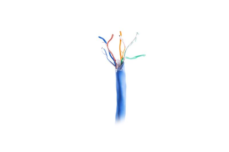 Cable UTP caja Draka azul Cat6 CM, detalle del extremo con los pares de hilos internos expuestos y colores diversos