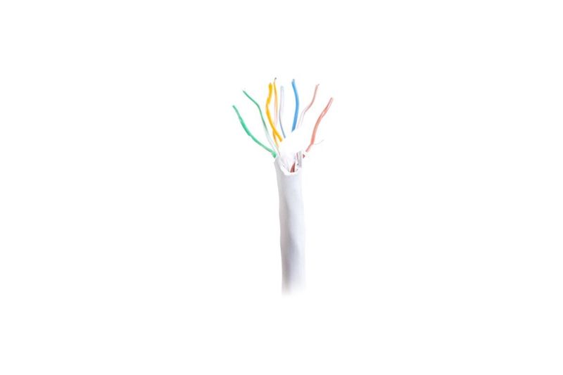Cable UTP caja Draka gris Cat6 LSZH, primer plano del extremo pelado mostrando los pares de hilos internos de colores