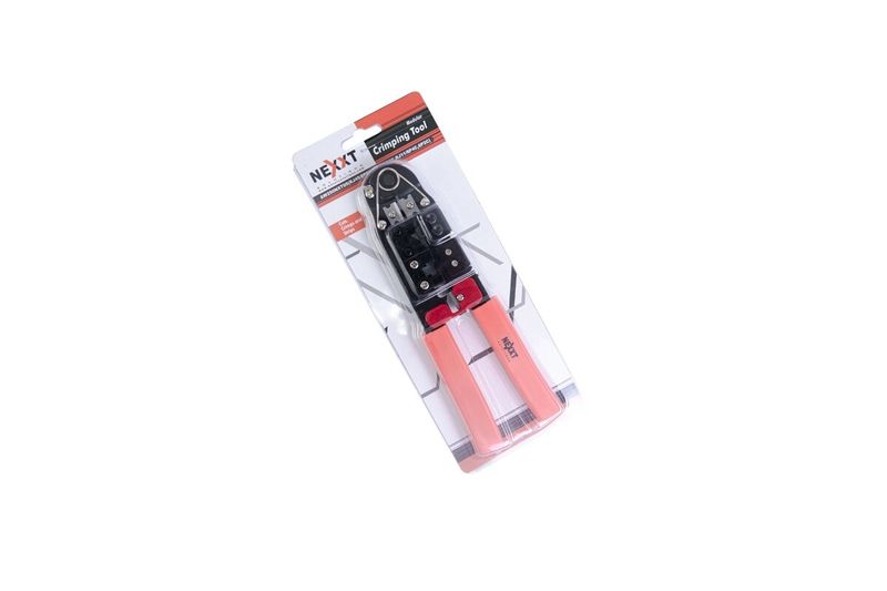 Tenaza prensa conector RJ-45 básica Nexxt, herramienta con mangos rojos en su empaque blíster transparente