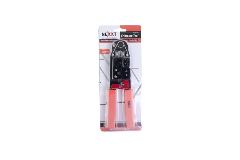 Tenaza prensa conector RJ-45 básica Nexxt, producto en su empaque plástico con soporte de cartón blanco y rojo