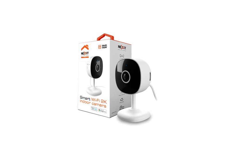 Cámara smart resolución 2K para interior Nexxt, equipo blanco junto a su caja con ilustraciones y especificaciones