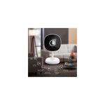 Cámara smart resolución 2K para interior Nexxt, infografía con iconos de funciones técnicas sobre fondo de sala