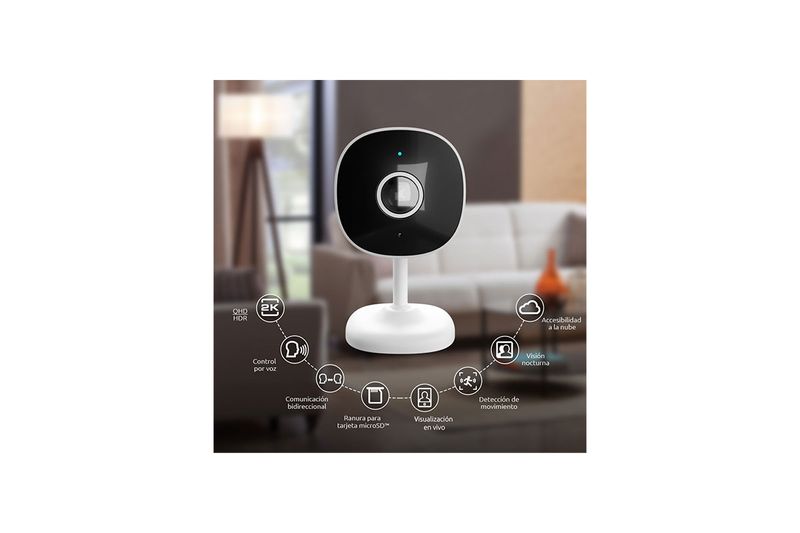 Cámara smart resolución 2K para interior Nexxt, infografía con iconos de funciones técnicas sobre fondo de sala