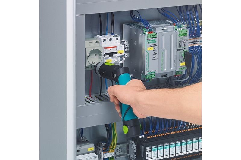 Set de 16 destornilladores Phoenix Contact, mano utilizando un destornillador en un tablero eléctrico con cables