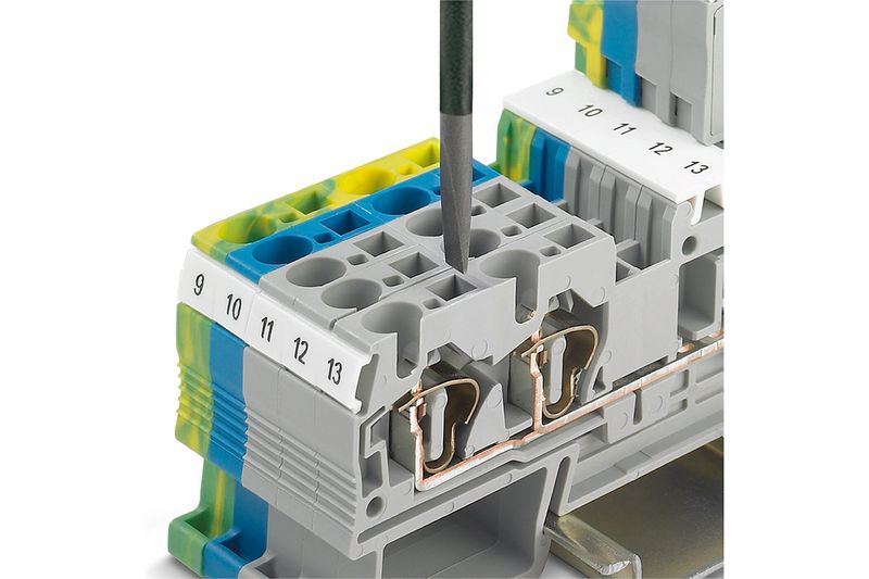 Set de 6 destornilladores Torx Phoenix Contact, primer plano de la punta insertada en una bornera eléctrica gris y azul