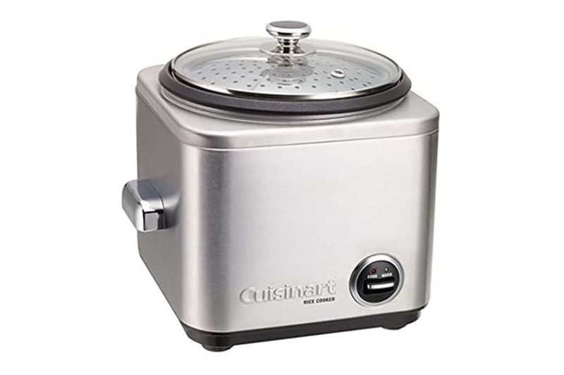 Arrocera de 4 tazas acero inoxidable Cuisinart, vista frontal diagonal con tapa de vidrio y botón de encendido