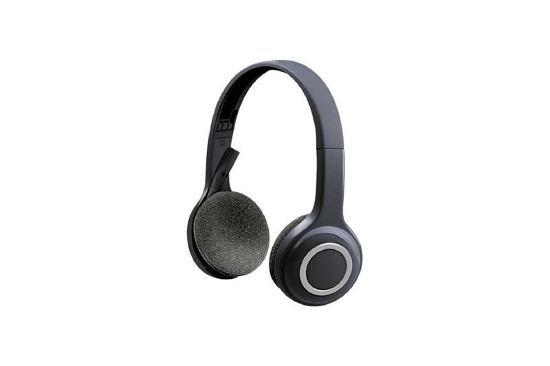Audífono inalámbrico micrófono H600 negro Logitech, vista frontal en ángulo con almohadillas grises y micrófono integrado