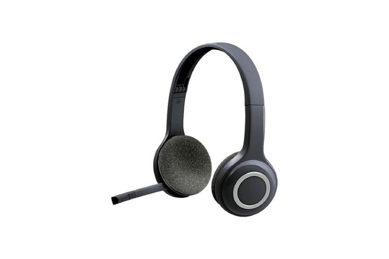 Audífono inalámbrico micrófono H600 negro Logitech, vista frontal enfocando el micrófono extendido y las almohadillas