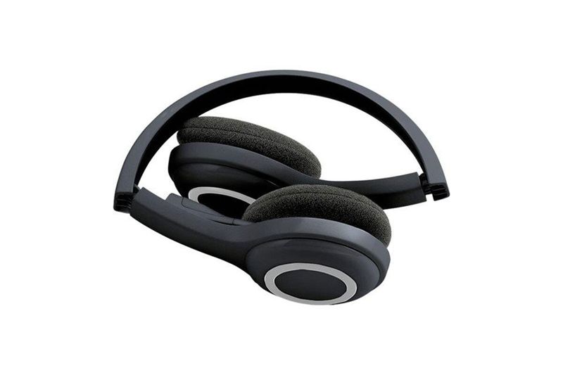 Audífono inalámbrico micrófono H600 negro Logitech, vista lateral del equipo plegado con almohadillas negras