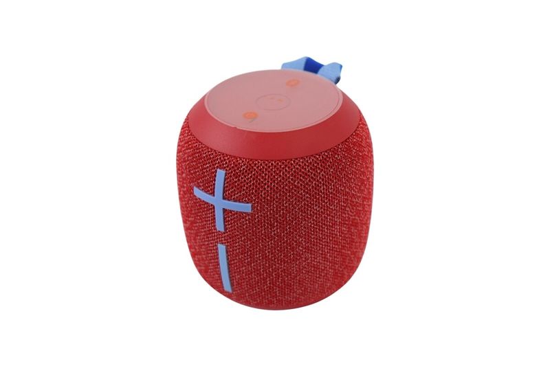 Parlante portátil inalámbrico Wonderboom rojo Logitech Ultimate Ears, vista diagonal del equipo con detalle de tela roja