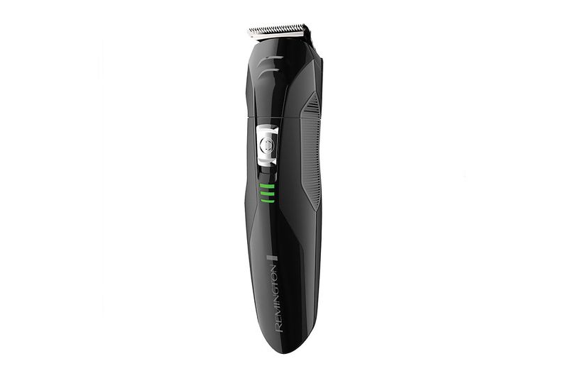 Kit de afeitadora negro todo en 1 Remington, vista frontal del equipo con indicador de batería verde encendido