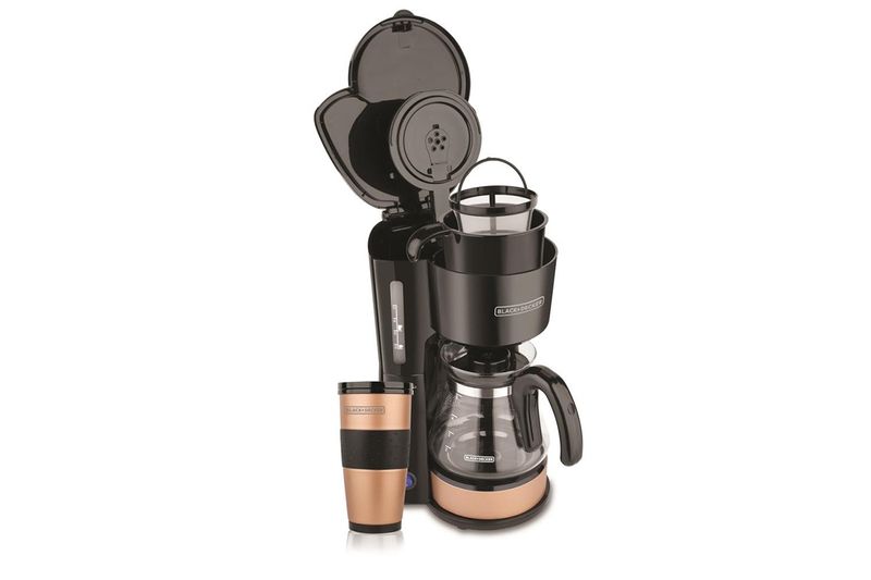 Cafetera con jarra de vidrio 14 onzas 5 tazas Black + Decker, vista frontal con tapa abierta y taza portátil al lado