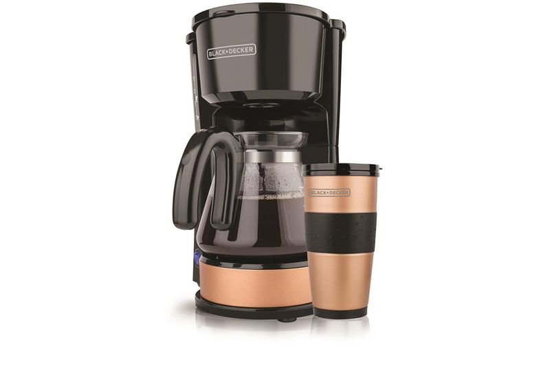 Cafetera con jarra de vidrio 14 onzas 5 tazas Black+Decker, vista frontal junto a taza portátil color cobre