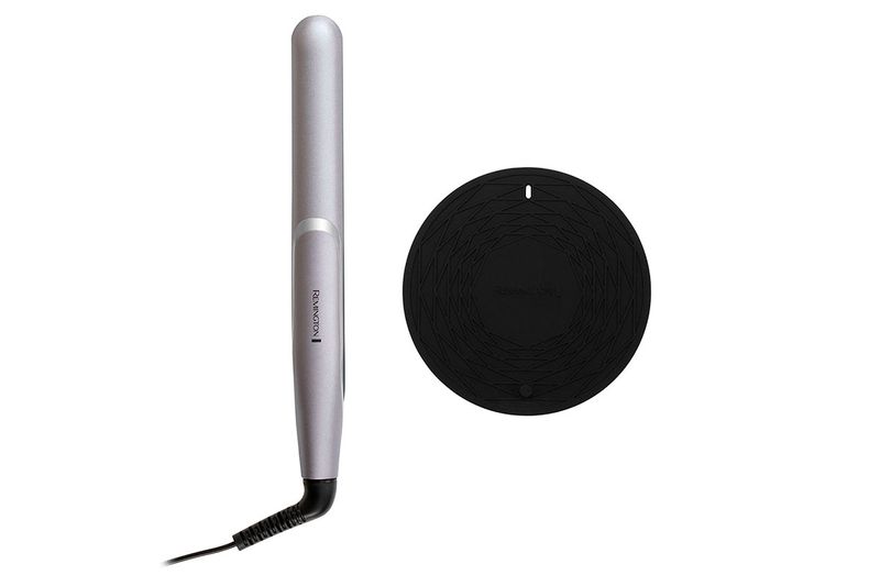 Plancha alisadora Remington ProLuxe, vista lateral del equipo en color plata y su base protectora circular negra