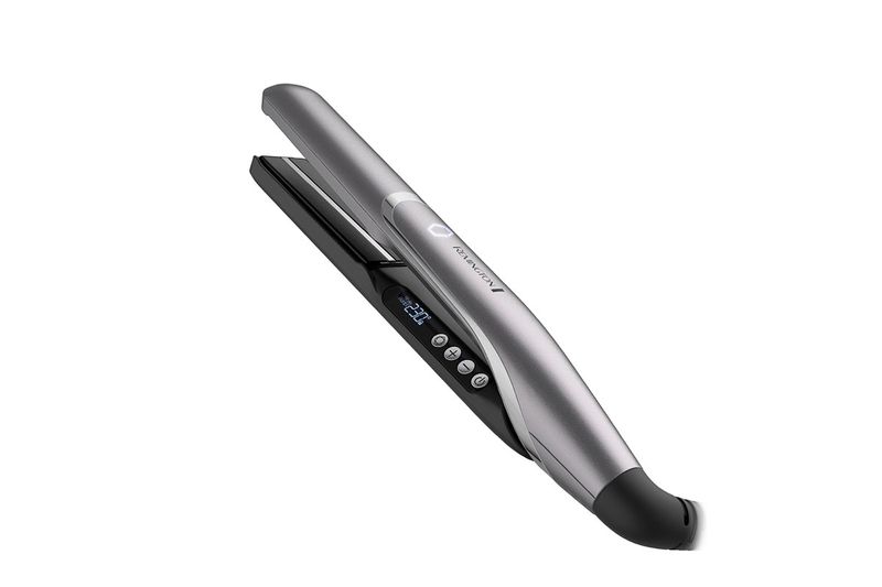 Plancha alisadora Remington ProLuxe, vista lateral en color plateado con pantalla digital encendida y botones de control