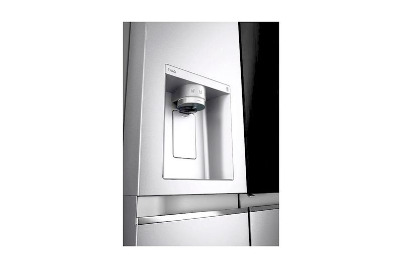 Refrigerador Inverter Instaview Door in Door 812 L Craft Ice LG, acercamiento al dispensador de agua y hielo en la puerta