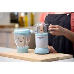 Nutribullet Baby de 18 piezas nutribullet, persona colocando la tapa sobre la licuadora azul en una tabla de madera