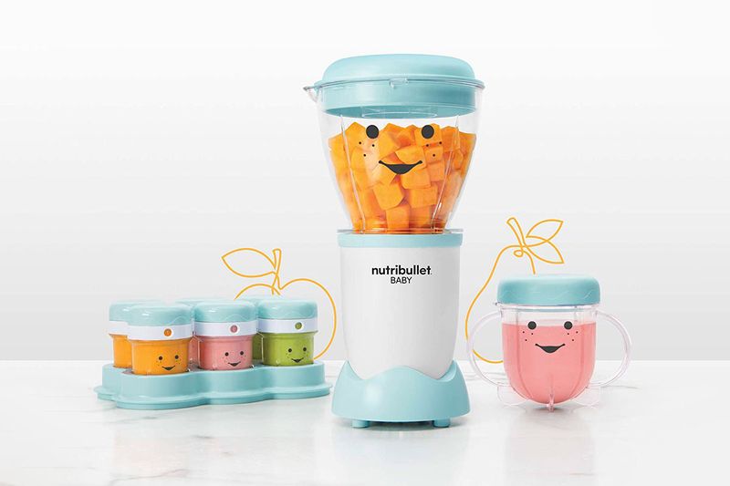 Nutribullet Baby de 18 piezas Nutribullet azul, equipo con vaso lleno de trozos de calabaza y recipientes con papillas