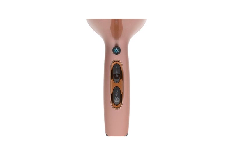 Secadora de cabello Keratina rosa Remington, primer plano del mango con los interruptores de control y botón azul