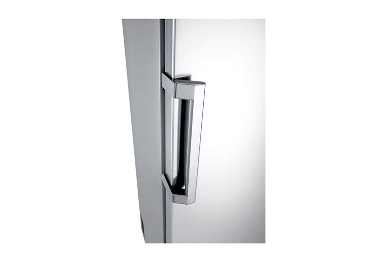 Refrigerador LG Inverter de 14 pies B-Thor acero inoxidable, primer plano del tirador metálico de la puerta