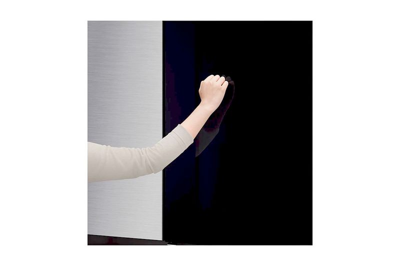 Refrigerador inverter InstaView Door in Door 789 L silver LG, primer plano de una mano tocando el panel de vidrio negro
