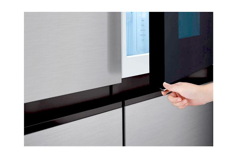 Refrigerador Inverter InstaView Door in Door sin dispensador negra 789 L Silver LG, mano abriendo la puerta inferior