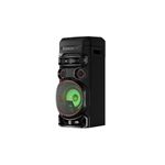 Parlante vertical Bluetooth Xboom 500 W RNC7 LG, vista lateral tres cuartos con luces verdes y rojas encendidas