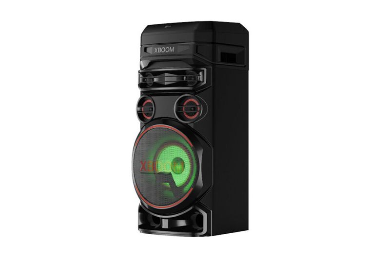Parlante vertical Bluetooth Xboom 500 W RNC7 LG, vista lateral tres cuartos con luces verdes y rojas encendidas