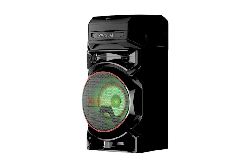 Parlante vertical Bluetooth Xboom 300W RNC5 LG, vista frontal en color negro con iluminación verde en el woofer