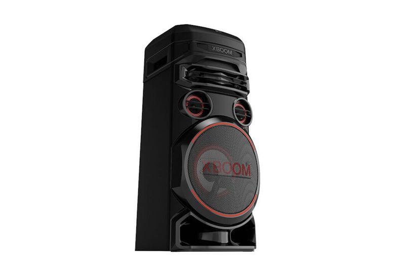 Parlante vertical Bluetooth XBOOM 500 W RNC7 LG, vista lateral en color negro con detalles rojos en el woofer