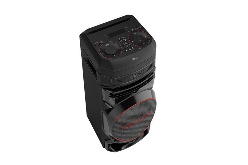 Parlante vertical Bluetooth Xboom 300 W RNC5 LG, vista diagonal desde arriba enfocando el panel de control superior