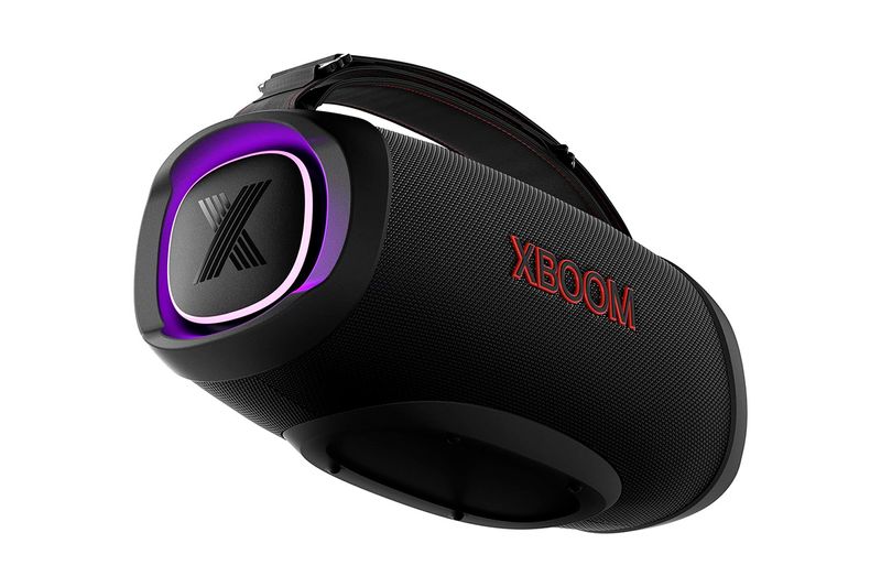 Bocina Bluetooth Xboom Go XG8T 60 W LG, vista lateral en color negro con logo Xboom en rojo y círculo iluminado en morado