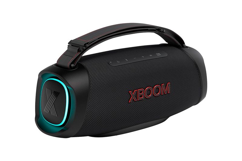 Bocina bluetooth Xboom Go XG8T 60 W LG, vista diagonal en color negro con asa y anillo de luz turquesa