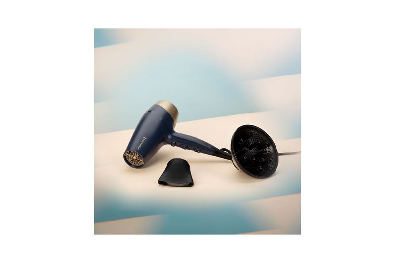 Secadora de cabello Sapphire Luxe Remington azul marino, vista lateral con difusor y boquilla concentradora