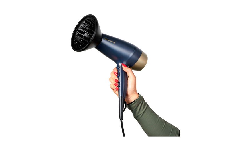 Secadora de cabello Sapphire Luxe Remington azul marino, sostenida por una mano para mostrar su uso y tamaño