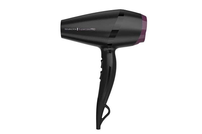 Secadora de cabello Supercare Pro con turmalina Remington, vista lateral del equipo en color negro con detalle púrpura