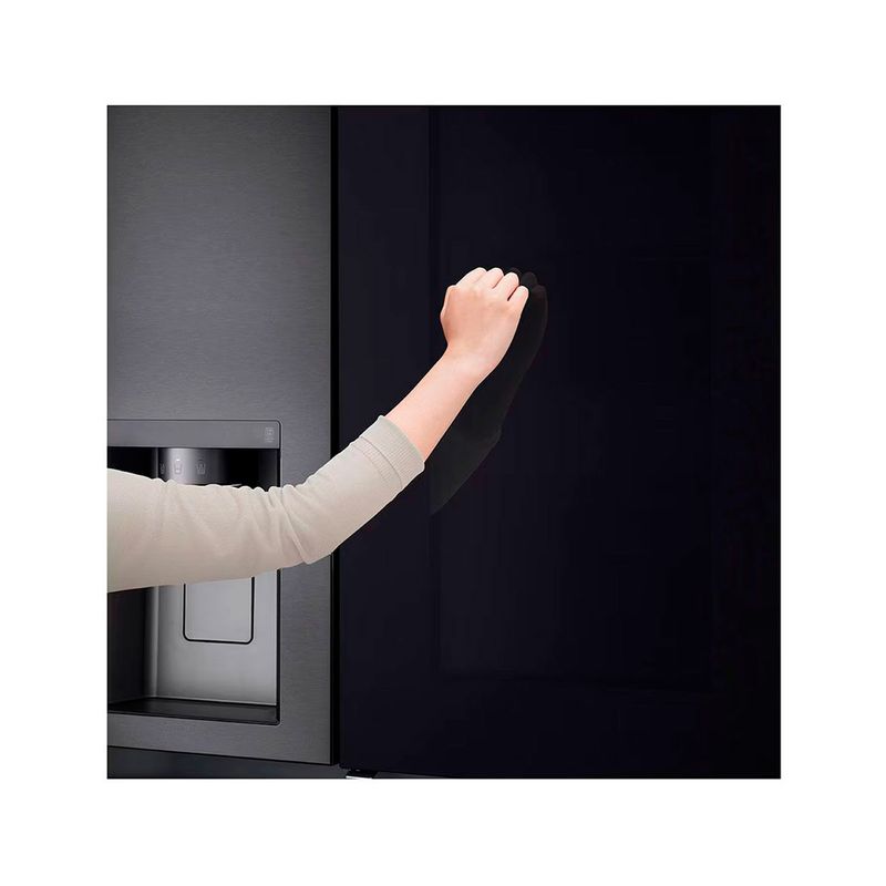 Refrigerador inverter InstaView con dispensador SBS Craft Ice 612 L matte black LG, mano tocando el panel de vidrio