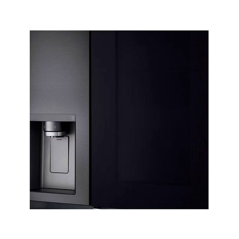 Refrigerador inverter InstaView con dispensador SBS Craft Ice 612 L matte black LG, primer plano del dispensador de agua