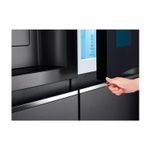 Refrigerador Inverter InstaView con dispensador SBS Craft Ice 612 L matte black LG, detalle de mano abriendo la puerta