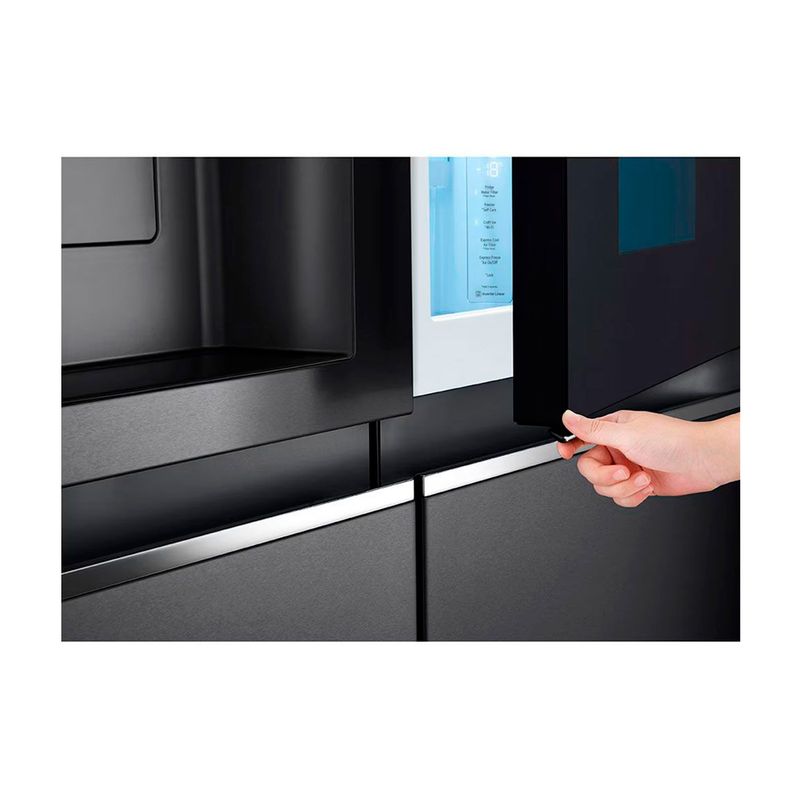 Refrigerador Inverter InstaView con dispensador SBS Craft Ice 612 L matte black LG, detalle de mano abriendo la puerta