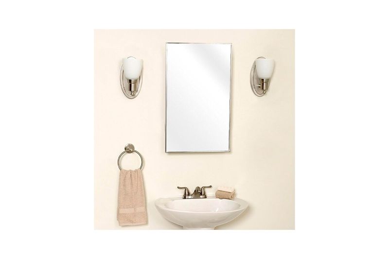 Gabinete baño 16x26 pulgadas Zenith, instalado en pared sobre lavamanos blanco con lámparas y toallero laterales