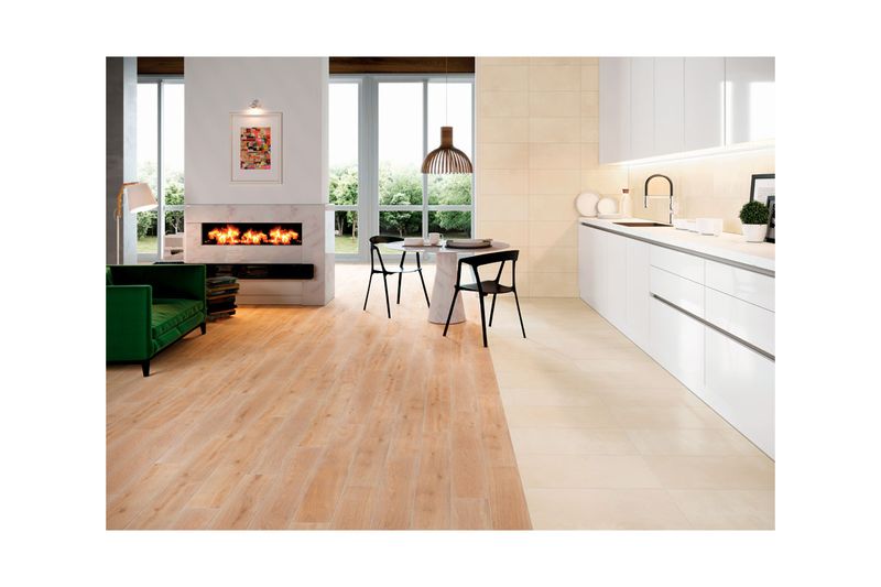 Porcelanato 15 x 90 Articwood Camel MT Sinsa, instalado en piso de sala y cocina con muebles blancos y sofá verde