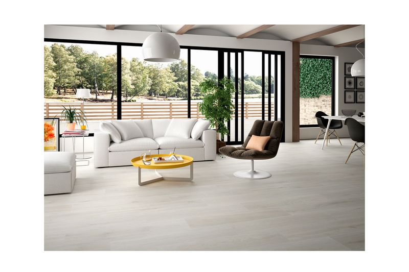Porcelanato 15x90 Articwood Ice Grey MT Sinsa, instalado en piso de sala iluminada con muebles modernos y ventanales