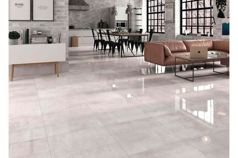 Porcelanato 60,5 x 60,5 concrete perla Halcón Cerámicas, aplicado en piso de sala y comedor con acabado brillante