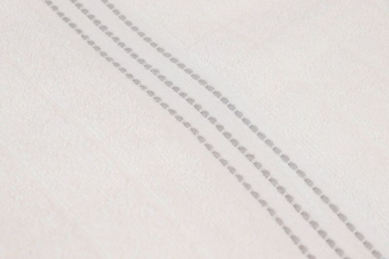 Toalla de baño tejido ladrillo blanco 27 x 50 Safdie, acercamiento al detalle del tejido y textura de la tela