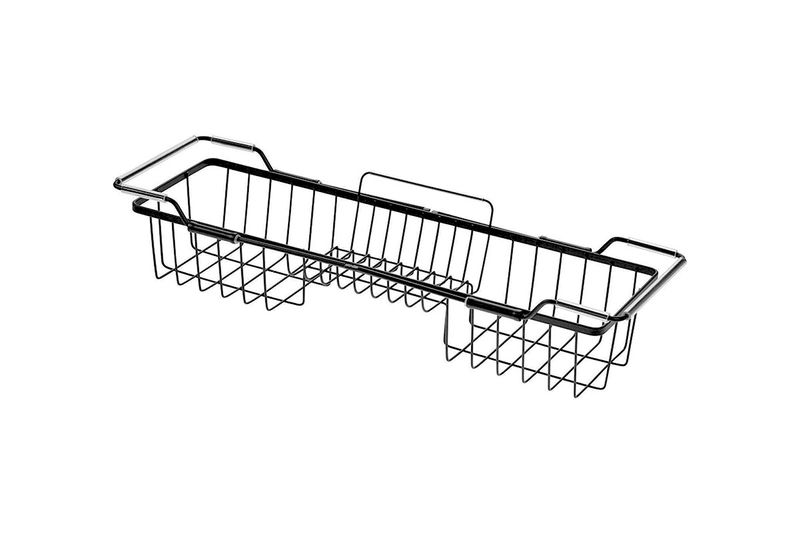 Organizador de bañera ajustable negro mate Interdesign, vista diagonal de la canastilla metálica alargada