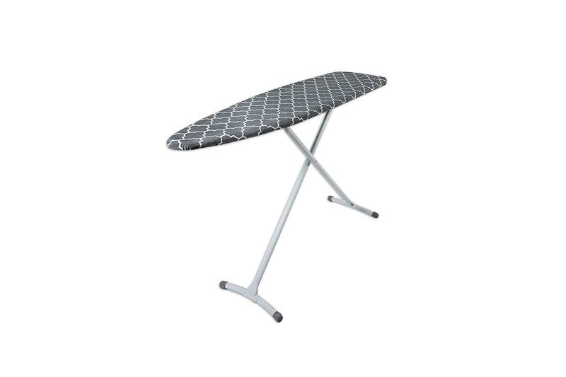 Planchador de piso gris patrón medallón blanco Homz, vista lateral completa con patas metálicas desplegadas
