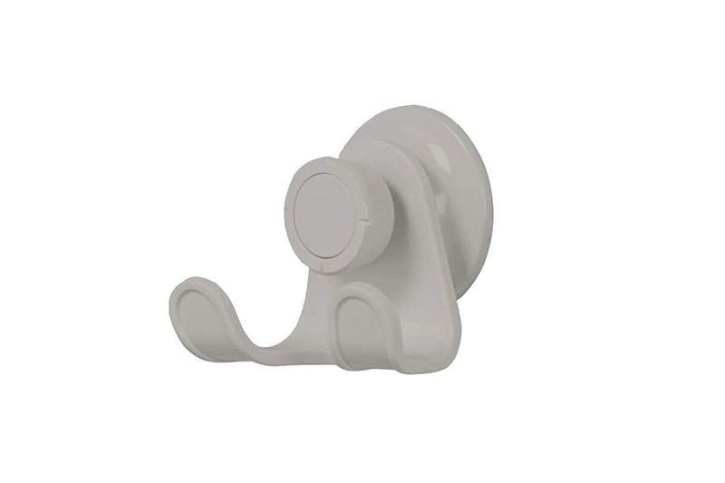Gancho sujetador para baño gris Gel Lock Umbra, vista frontal en ángulo del accesorio de succión