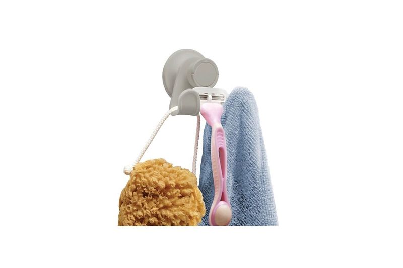 Gancho sujetador para baño gris Gel Lock Umbra, sosteniendo una esponja beige, un cepillo rosa y una toalla azul